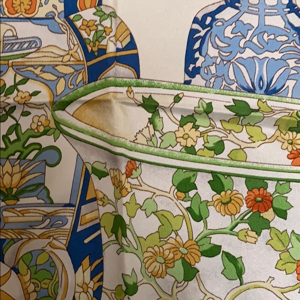 Authentic Gucci silk scarf - Picture 6 of 8